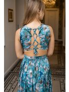 Kamilla – különleges, hátán fűzős maxi ruha, mintás, light szatén anyagból