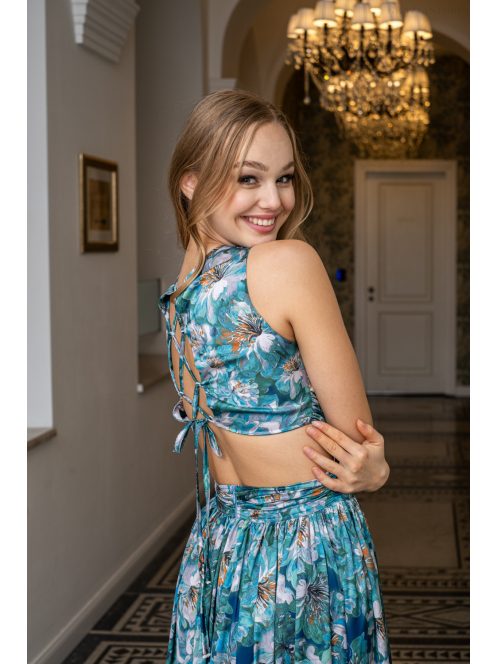Kamilla – különleges, hátán fűzős, virágmintás maxi ruha.