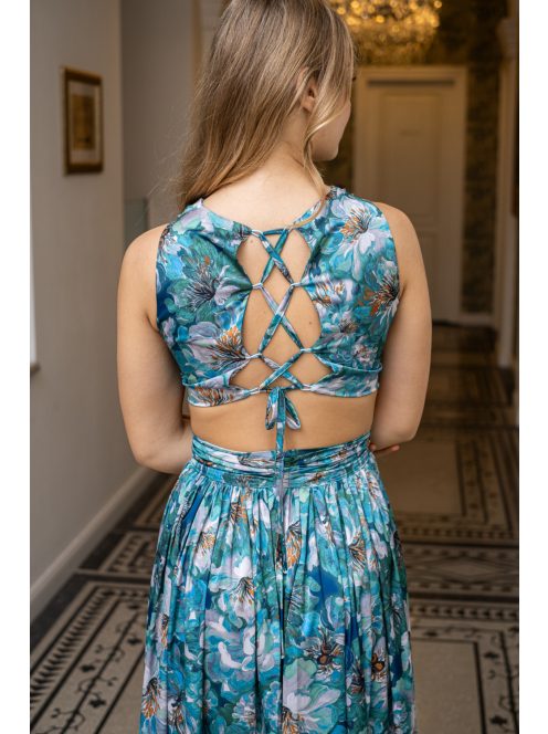 Kamilla – különleges, hátán fűzős maxi ruha, mintás, light szatén anyagból