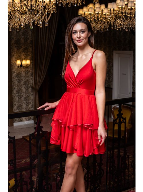 Abigél – átlapolt mellrészű piros mini ruha tüllös szoknyával.