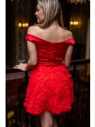 Frida – ejtett vállú szatén mini ruha szoknyáján tüll rátéttel.