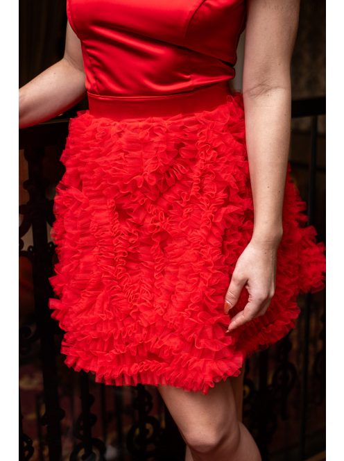 Frida – ejtett vállú szatén mini ruha szoknyáján tüll rátéttel.