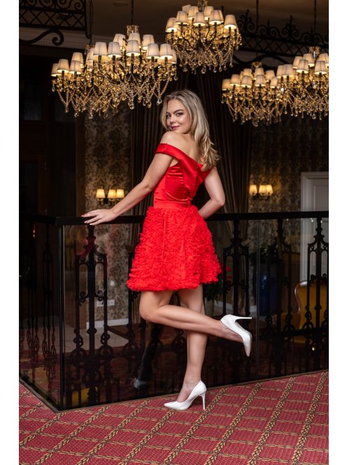 Frida – ejtett vállú szatén mini ruha szoknyáján tüll rátéttel.