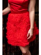 Frida – ejtett vállú szatén mini ruha szoknyáján tüll rátéttel.