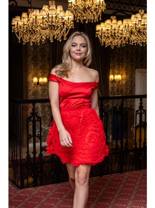 Frida – ejtett vállú szatén mini ruha szoknyáján tüll rátéttel.