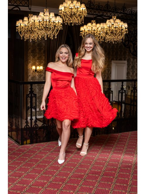 Frida – ejtett vállú szatén mini ruha szoknyáján tüll rátéttel.