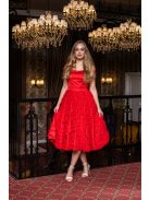 Frida – ejtett vállú szatén midi ruha szoknyáján tüll rátéttel.