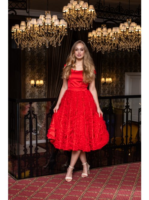 Frida – ejtett vállú szatén midi ruha szoknyáján tüll rátéttel.