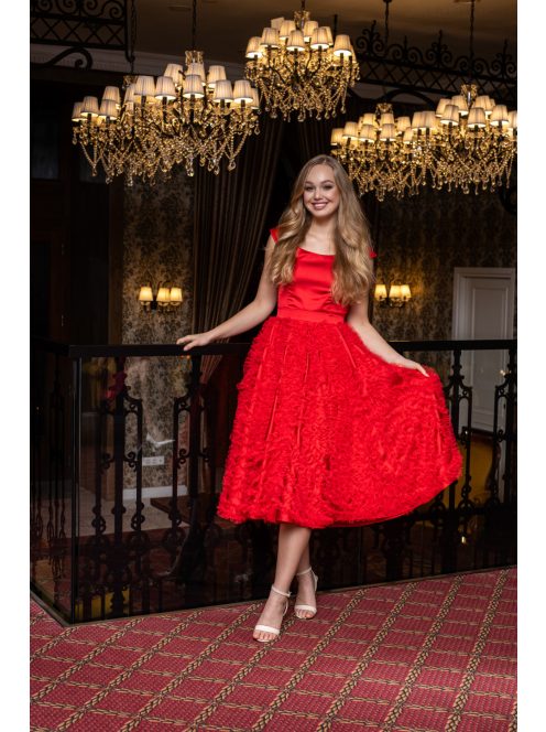 Frida – ejtett vállú szatén midi ruha szoknyáján tüll rátéttel.