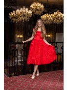 Frida – ejtett vállú szatén midi ruha szoknyáján tüll rátéttel.