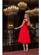 Frida – ejtett vállú szatén midi ruha szoknyáján tüll rátéttel.