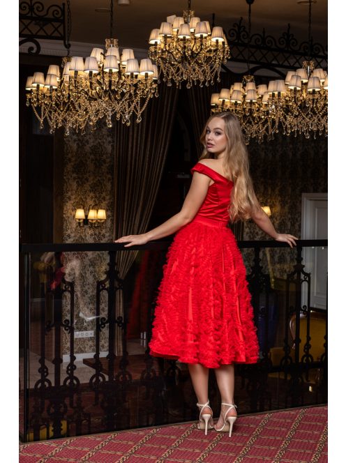 Frida – ejtett vállú szatén midi ruha szoknyáján tüll rátéttel.