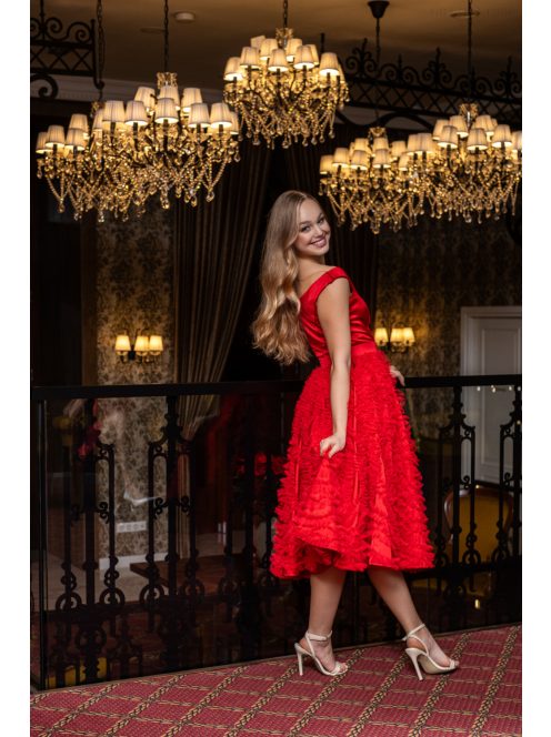 Frida – ejtett vállú szatén midi ruha szoknyáján tüll rátéttel.