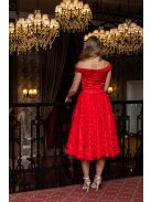 Frida – ejtett vállú szatén midi ruha szoknyáján tüll rátéttel.