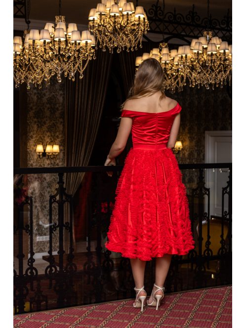 Frida – ejtett vállú szatén midi ruha szoknyáján tüll rátéttel.