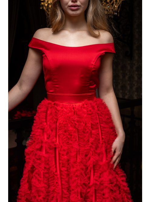 Frida – ejtett vállú szatén midi ruha szoknyáján tüll rátéttel.