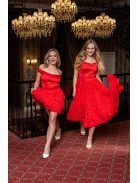 Frida – ejtett vállú szatén midi ruha szoknyáján tüll rátéttel.