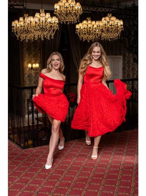 Frida – ejtett vállú szatén midi ruha szoknyáján tüll rátéttel.