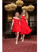 Frida – ejtett vállú szatén midi ruha szoknyáján tüll rátéttel.