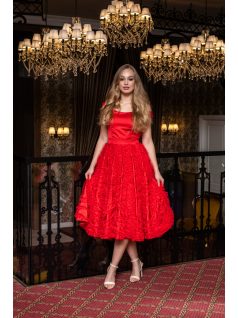 Frida – ejtett vállú szatén midi ruha szoknyáján tüll rátéttel.