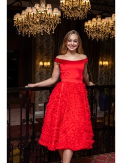 Frida – ejtett vállú szatén midi ruha szoknyáján tüll rátéttel.