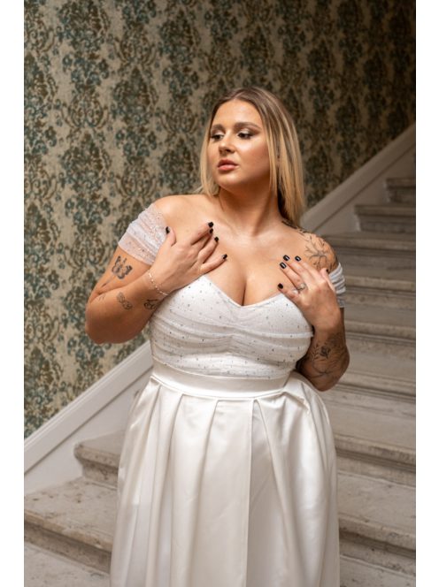 Inez – ráncolt felsőrészű, romantikus fehér szatén maxi ruha csillogós tüllel