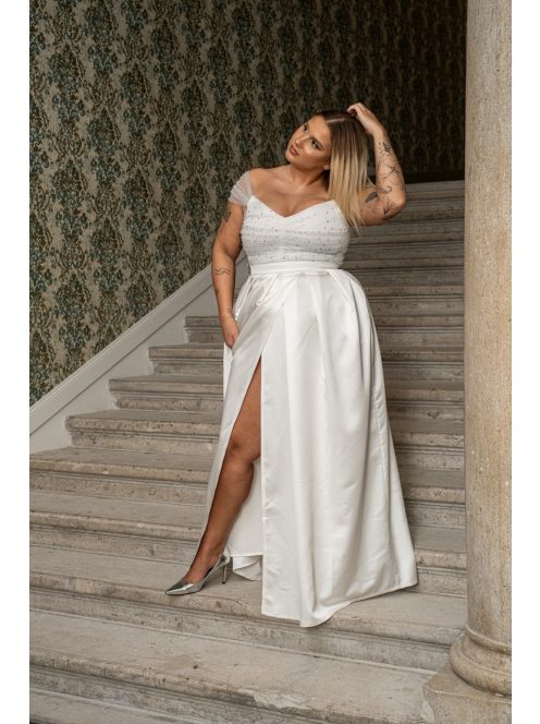 Inez – ráncolt felsőrészű, romantikus fehér szatén maxi ruha csillogós tüllel