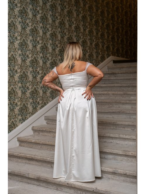 Inez – ráncolt felsőrészű, fehér szatén maxi ruha csillogós tüllel.