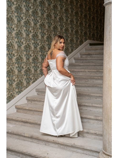 Inez – ráncolt felsőrészű, romantikus fehér szatén maxi ruha csillogós tüllel