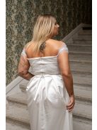 Inez – ráncolt felsőrészű, romantikus fehér szatén maxi ruha csillogós tüllel