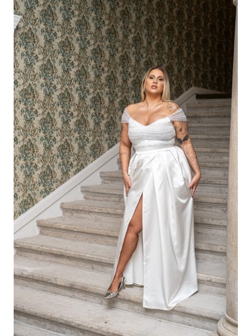 Inez – ráncolt felsőrészű, fehér szatén maxi ruha csillogós tüllel.