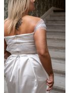 Inez – ráncolt felsőrészű, fehér szatén maxi ruha csillogós tüllel.