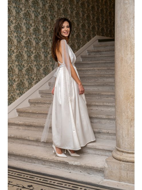 Scarlett - különleges maxi ruha keresztezett hátrésszel fehér színben szatén anyagból csillogó tüllel
