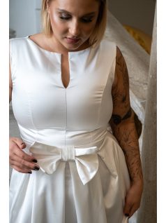 Manka – derekán masnival díszített, ujjatlan, fehér, szatén maxi ruha.