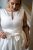 Manka–derekán masnival díszített, ujjatlan, szatén maxi ruha fehér színben