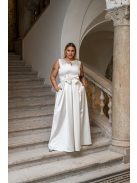 Manka–derekán masnival díszített, ujjatlan, szatén maxi ruha fehér színben