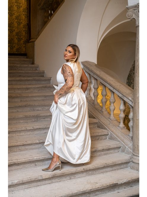 Manka–derekán masnival díszített, ujjatlan, szatén maxi ruha fehér színben