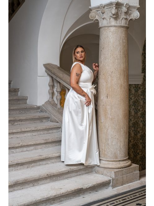 Manka–derekán masnival díszített, ujjatlan, szatén maxi ruha fehér színben