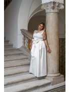 Manka–derekán masnival díszített, ujjatlan, szatén maxi ruha fehér színben