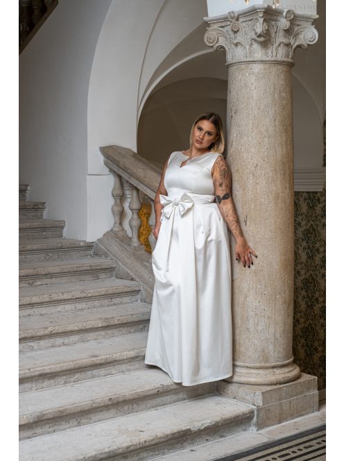Manka–derekán masnival díszített, ujjatlan, szatén maxi ruha fehér színben