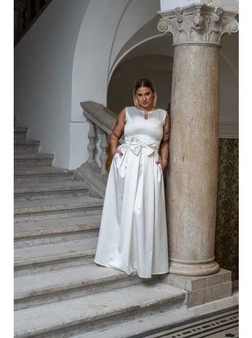 Manka–derekán masnival díszített, ujjatlan, szatén maxi ruha fehér színben