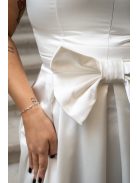 Manka–derekán masnival díszített, ujjatlan, szatén maxi ruha fehér színben