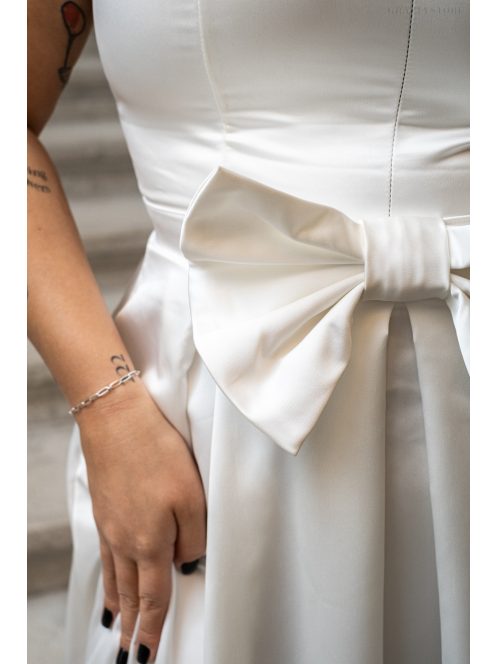 Manka–derekán masnival díszített, ujjatlan, szatén maxi ruha fehér színben