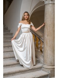 Rebeka – fehér színű szatén anyagú crop top.