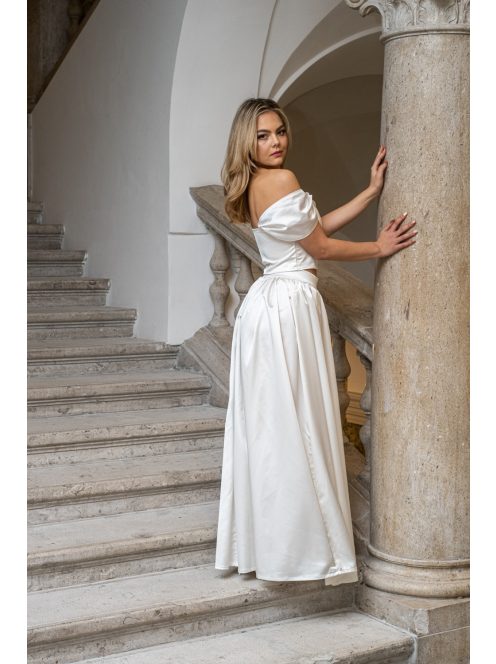 Rebeka – fehér színű szatén anyagú crop top.