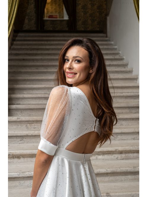 Andrea – fehér mini ruha puffos ujjakkal és különleges hátkivágással szatén anyagból strasszos tüllel