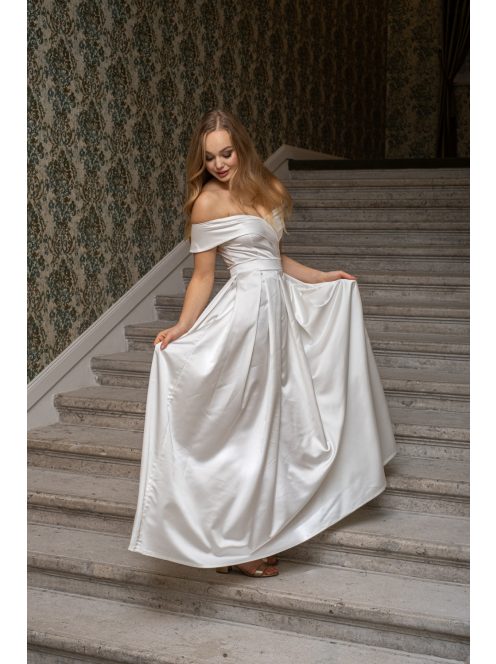 Audrey - szív kivágású maxi ruha fehér színben szatén anyagból.