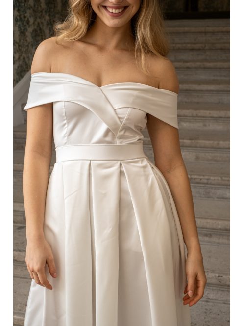 Audrey - szív kivágású maxi ruha fehér színben szatén anyagból.