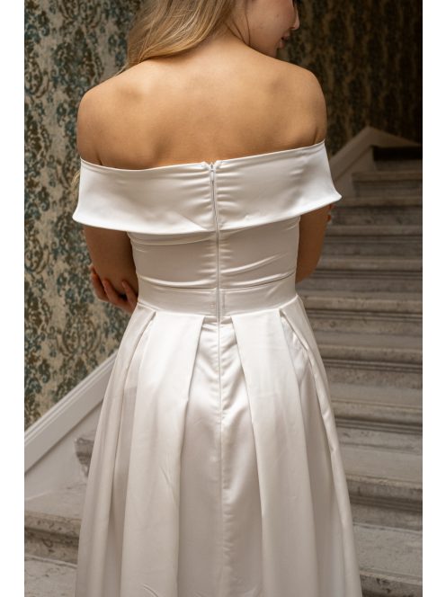 Audrey - szív kivágású maxi ruha fehér színben szatén anyagból.