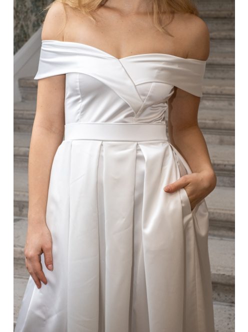 Audrey - szív kivágású maxi ruha fehér színben szatén anyagból.